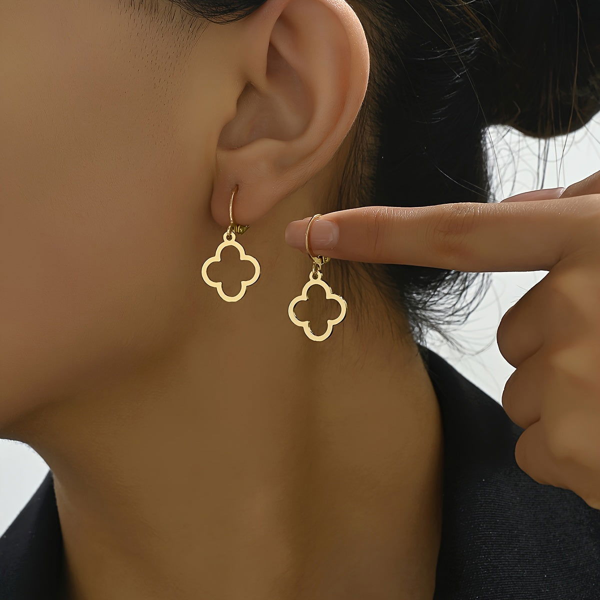 1 Pair Minimalist Elegant Style Hoop Earrings Hollow Out Clover Shaped - Graceland Home and Living - Graceland Home and Living- Exquisite Home items, Artificial Trees