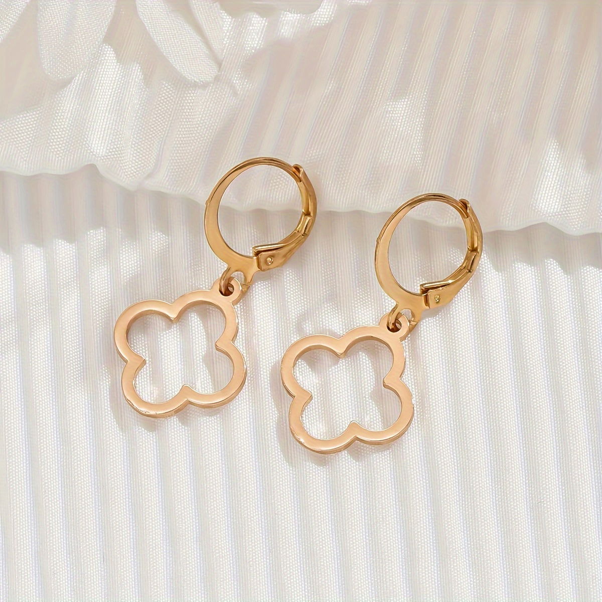 1 Pair Minimalist Elegant Style Hoop Earrings Hollow Out Clover Shaped - Graceland Home and Living -