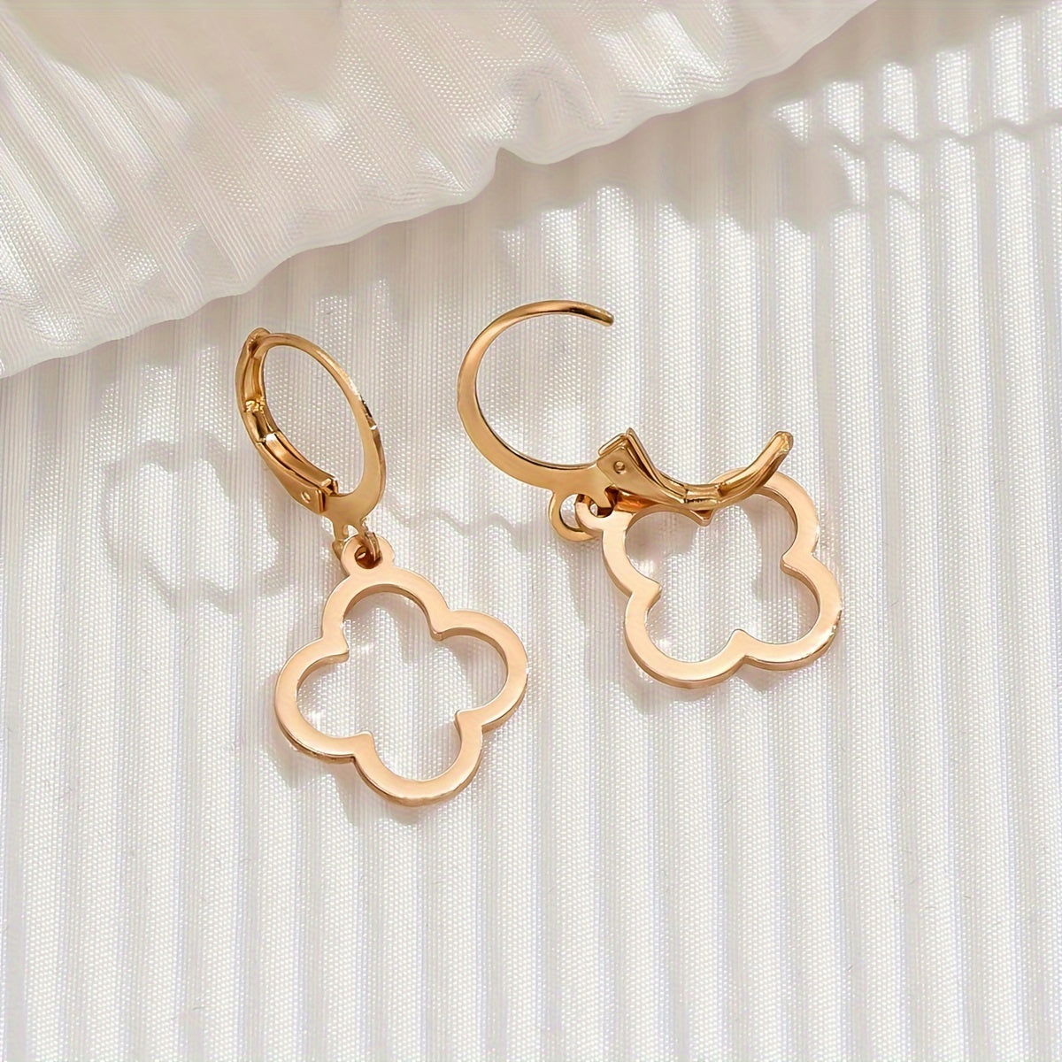 1 Pair Minimalist Elegant Style Hoop Earrings Hollow Out Clover Shaped - Graceland Home and Living -