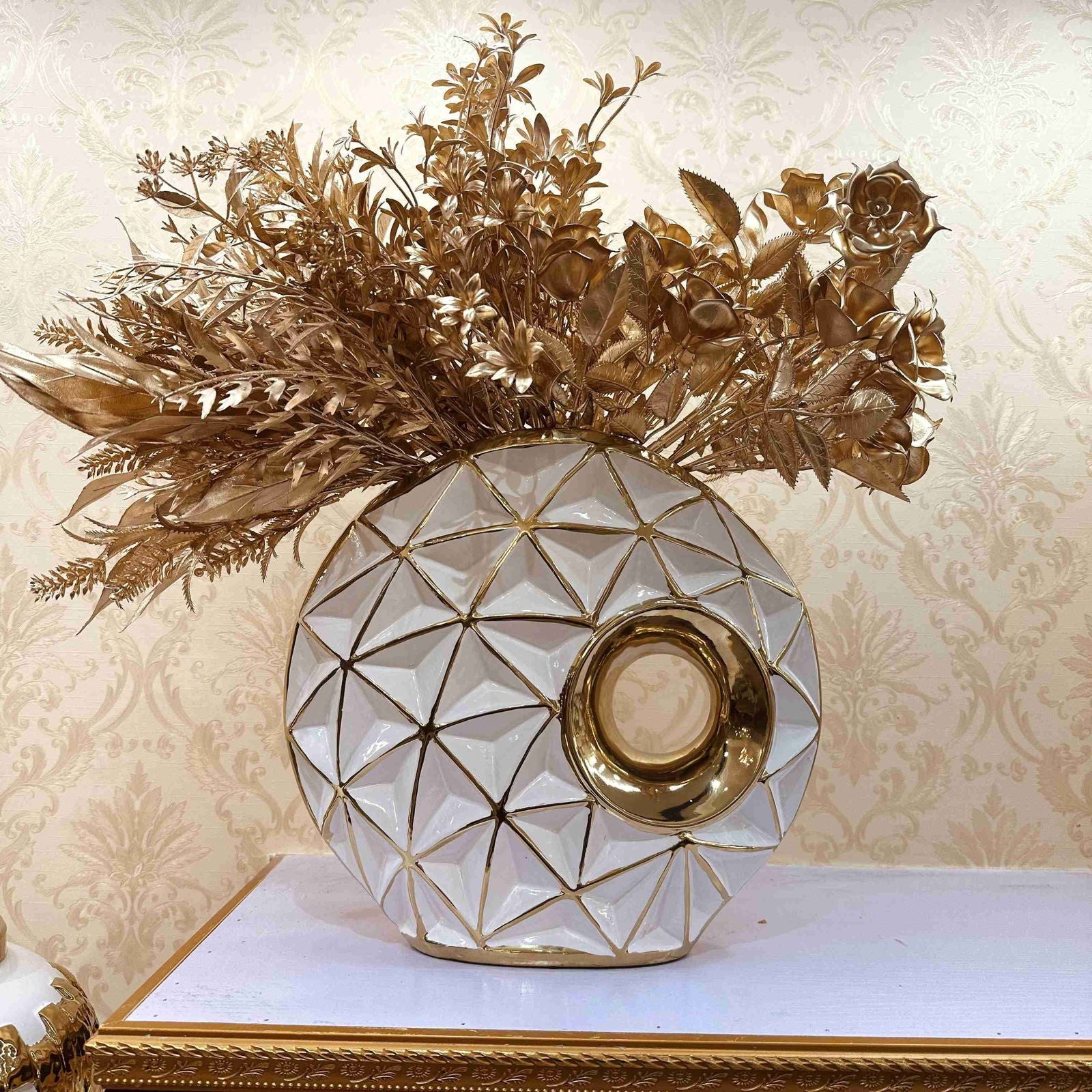 Luxurious 1pc Golden Ceramic Vase - Graceland Home and Living -